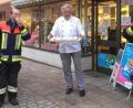 Bild: lei
Vorsitzender Thomas Kormann (links) und Kommandant Sven Zocher (rechts) genießen dankbar die süßen Krapfen der Bäckerei Winter.