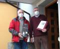 Bild: abu
Johann Diedl (rechts) freut sich außerordentlich, dass Willi Buchfelder (links), der Vorsitzende des Heimatvereins, ihm die Urkunde für 60-jährige Zugehörigkeit und zwei Flaschen Wein überbringt.