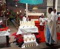 Bild: zer
Pfarrer Jaison Thomas segnete die vielen Kerzen, auch die, welche die Kinder zuhause bastelten, beklebten und gestalteten. Jetzt können sie alle in der Kirche abgeholt werden.