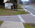 Bild: fsb
Der gepflasterte Gehweg wird von der Einmündung der Pfarrer-Gottfried-Leibl-Straße ortsauswärts um etwa 17 Meter verlängert.