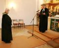 Bild: gru
Dekan Karlhermann Schötz (rechts) entpflichtet Pfarrer Konrad Schornbaum von seinen Aufgaben in den Kirchengemeinden Eschenfelden und in Königstein (Bild).