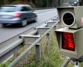 Archivbild: Hartl
Ein Sensor für ein Blitzgerät steht am Rand einer Straße. Die Stadt Neunburg beauftragt den Zweckverband Kommunale Verkehrssicherheit zur Geschwindigkeitsüberwachung