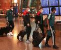 Bild: Fifa/dpa
Die Spieler des FC Bayern München bei der Ankunft am Flughafen in Doha. Der Trip zur nächsten Titelmission hat in der Nacht von Freitag auf Samstag mit einer chaotischen Anreise begonnen.