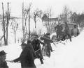 Repro: ü
Schneemassen fielen im Februar 1951 vom Himmel. Arbeitslose Männer machten im Auftrag der Gemeinde mit Schaufeln die Straßen wieder einigermaßen frei.