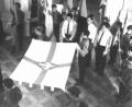 Archivbild: Hermann Blüml
Ein denkwürdiger Akt ist nach der Gründung der Schnaittenbacher Pfadfinder die Weihe der neuen Fahne in der Pfarrkirche St. Vitus. In einem feierlichen Gottesdienst spendet Kooperator Hermann Blüml den Segen.