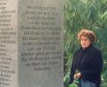Bild: Andreas Gebhard/dpa
Eine Frau betrachtet im Februar 1999 den Gedenkstein für die Opfer der Birgenair-Katastrophe auf dem Hauptfriedhof in Frankfurt.