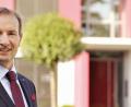 Bild: Robert Beer Investment GmbH / Altstadtatelier Argauer
Dipl.- Ing. Robert Beer vor dem Firmensitz der Robert Beer Investment GmbH in Parkstein.