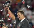 Bild: Lynne Sladky/AP/dpa 
Super Bowl: Quarterback Tom Brady von den Tampa Bay Buccaneers jubelt mit der Vince Lombardi Trophy.