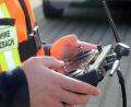 Bild: Wolfgang Steinbacher
Sieht ein bisschen aus wie bei den Modellfliegern: Mit dieser Fernsteuerung lenkt der Pilot die Drohne.