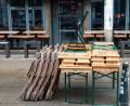 Symbolbild: Daniel Bockwoldt/dpa
Zusammengestellte Tische und aufgestapelte Stühle stehen vor einem geschlossenen Café in Hamburg.
