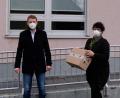 Bild: u
300 FFP2-Masken spendet der CSU-Ortsverband Ehenfeld für das BRK-Seniorenheim St. Barbara. Ortsvorsitzender Christian Gnan übergibt sie an Heimleiterin Astrid Geitner.