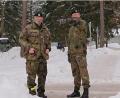 Bild: Bundeswehr/PAO eFP
Der Kommandeur des Panzerbataillons 104 aus Pfreimd, Oberstleutnant Peer Papenbroock (rechts), zeigt seinen Nachfolger Oberstleutnant Sebastian Hebisch vom Panzerlehrbataillon 93 in Munster.die Kasernenanlage im litauischen Rukla.