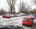 Bild: Gabi Schönberger
Noch wird ein Teil dieser Fläche von Fahrzeugen beparkt. Hier sollen 15 Wohnmobilstellplätze entstehen. Wünschenswert wäre aber auch ein Aufhübschen des nahen Stadtbades.