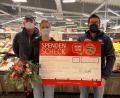 Bild: hl
Susann Daubitz vom Kemnather Rewe-Markt überreichte den Scheck an Markus Schupfner (links) und Stefan Kuchenreuther vom Förderverein SV Waldeck 1958