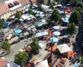 Archivbild: lnz
Im Juli 2015 gab es zuletzt ein Bürgerfest in Mitterteich. Planmäßig sollte es 2020 wieder so weit sein - doch coronabedingt wurde das Fest zunächst auf 2021 und nun auf 2022 verschoben. Das Archivfoto, geschossen vom Kirchturm aus, zeigt das Festtreiben am 26. Juli 2015.