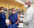 Bild: Cindy-Mara Schumann/exb
Chefarzt Dr. Franz Jürgen Unterburger impft in Lindenlohe die Belegschaft der Klink.
