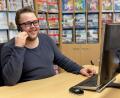 Bild: Jasmin Glöß
Urlaub buchen während des Lockdowns: Nico Koller, Inhaber des Reisebüros Koller in Vohenstrauß, berät einen Kunden am Telefon.
