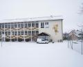 Bild: kaz
Im ehemaligen Schulhaus in Waldeck könnte die Heizzentrale des Nahwärmenetzes entstehen.
