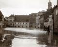 Bild: Privatbesitz
Der Paradeplatz am 5. Februar 1909. Die Fluten des Vils-Hochwassers haben weite Teile der Stadt überschwemmt, die sich zu diesem Zeitpunkt noch größtenteils innerhalb der Stadtmauern befindet.