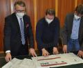 Bild: ws
Mit Kosten von 2,7 Millionen Euro für das neue Schalthaus planen die Stadtwerke heuer eine Großinvestition. Stadtwerke-Leiter Thomas Kraus und Tobias Schwägerl, Leitung Stromversorgung, erläuterten Bürgermeister Franz Stahl die Pläne (von rechts).