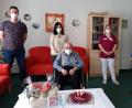 Bild: Senioren-Servicehaus Waldershof/exb
Zum 101. Geburtstag gratulierten Otto Schönherr (sitzend) vom Senioren-Servicehaus (von links) Johannes Großmann (stellvertretende Pflegedienstleitung), Natalia Kiel (Hausleitung), Fatma Göbeck (Wohnbereichsleitung) und Harald Sgonina (stellvertretende Leitung soziale Betreuung).