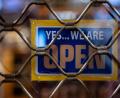 Bild: Sven Hoppe
Ein Schild mit der Aufschrift „Yes...we are Open“ ist an einem geschlossenen Geschäft zu sehen.