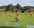 Bild: mnt
Altersgerecht und in Gruppen aufgeteilt, werden spielerisch die fußballerischen Fähigkeiten der Kinder weiterentwickelt.