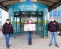 Bild: Klinikum/Borchers/exb
Spendenübergabe vor dem Klinikum St. Marien: Antonia Stangl (links) und Armin Stangl (rechts) von der Facebook-Gruppe "Motorradtouren Bayern" mit Lydia Moosburger vom Kinderpalliativteam Ostbayern.