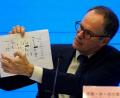 Bild: Ng Han Guan
Peter Ben Embarek, Chef des WHO-Teams, zeigt bei einer Pressekonferenz in Wuhan eine Grafik mit Übertragungswegen des Coronavirus.