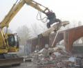 Bild: Mardanow
Kräftig beißt sich der Bagger im Oktober 2008 durch die Bausubstanz der Neunburger Stadthalle. Den Anfang vom Ende hatte ein verheerendes statisches Gutachten eingeläutet, das am Unsinnigen Donnerstag 2006 bekannt wurde.