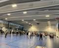 Bild: Stefanie Gradl
Viel Platz bietet die Dreifachturnhalle der Vilsecker Schule, so dass die erforderlichen Abstände bei der Blutspendeaktion leicht eingehalten werden konnten.