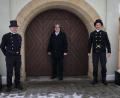 Bild: Stadt Pressath
Reinhold Hirsch (links) übergibt den Pressather Kehrbezirk an seinen Nachfolger Christoph Fröhler (rechts). Bürgermeister Bernhard Stangl wünscht Fröhler farblich angepasst viel Glück als neuen Kaminkehrer von Pressath.