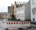 Bild: Wolfgang Steinbacher
An den Dachstühlen erkennt man, dass die drei Häuser am Hohenburger Marktplatz beim Brand im Mai 2020 schweren Schaden genommen haben. Nur eines davon ist inzwischen notgesichert, bei den beiden anderen wird dies nun erzwungen.