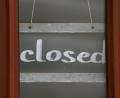 Bild: Helmut Fohringer/dpa
Ein Schild mit der Aufschrift "closed" (geschlossen) hängt an der Tür eines Gastronomiebetriebes.