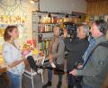 Bild: bl
Buch-Café Inhaberin Karin Wilnauer (links) vor der Kamera: Reporterin Birgit Meißner (Zweite von links) ist erstaunt, dass ihr Konzept auch auf dem Land funktioniert.
