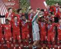 Bild: Mahmoud Hefnawy/dpa
Die Bayern haben den nächsten Pokal.