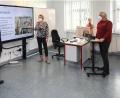Bild: njn
Ein Whiteboard ersetzt in den Klassenzimmern die gute alte Kreidetafel. Das Zusammenspiel von Tafel, Bildschirm und Kamera ließ sich (von links) Bürgermeister Johannes Reger von der stellvertretenden Schulleiterin Claudia Wolf und dem externen IT-Berater Siegfried Dötterl erklären.