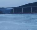 Bild: mp
Wie auch auf diesem Bild aus dem Jahr 2018, hat sich in den vergangenen Tagen erneut eine Eisschicht auf dem Eixendorfer Stausee gebildet.