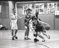 Archivbild: ref
Ein großes Talent und ein sehr guter Aufbauspieler: Mit 17 war Enes Dendic (rechts am Ball) bereits Stammspieler in der Basketball-Herrenmannschaft des TV Amberg.