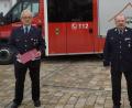 Bild: öt
Kreisbrandmeister Peter Prechtl (links) sowie Kreisbrandinspektor Otto Braunreuther und Kreisbrandrat Andreas Wührl (von rechts) beglückwünschten Albert Thalhammer zu seinem 30-jährigen Wirken als Kommandant der Feuerwehr Riglasreuth. Sie überreichten ihm als Anerkennung eine Urkunde und Geschenke.