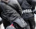 Archivbild: Markus Scholz, dpa
Ein Fotoreporter trägt auf einer Demo einen Aufnäher mit dem Text „PRESS“ auf seiner Jacke, damit Polizei und Demonstranten wissen, dass es sich um einen Journalisten handelt. Auch der Deutsche Presserat hat mehr Schutz von Medienvertretern auf Demonstrationen gefordert.