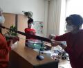 Bild: AELF Tirschenreuth/exb
Das Abschneiden der Krawatten am unsinnigen Donnerstag ist in Corona-Zeiten nicht so einfach. Dennoch schafften es (von rechts) Sandra Ernstberger und Monika Krautmann von der Amtsverwaltung des AELF Tirschenreuth, die Krawatte von Behördenleiter Wolfgang Wenisch ein Stück kürzer zu machen.