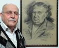 Bild: Wolfgang Steinbacher
Günter Haberland vor einem Porträt seines Großvaters Karl, das der Egerländer Maler Wohlrab einst gezeichnet hat.