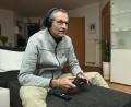Bild: Petra Hartl
Für viele mag das Foto von Pfarrer Uwe Markert mit Headset und Controller ungewöhnlich wirken. Der 59-Jährige ist seit einigen Wochen begeisterter Computerspieler. Er hat eine Playstation von seinen Kindern zu Weihnachten geschenkt bekommen.
