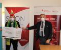 Bild: Walter Brucker/Landratsamt Tirschenreuth/exb
Stiftungsvorstand und Vorstandsvorsitzender der Sparkasse Oberpfalz Nord Ludwig Zitzmann (links) sowie Landrat und Vorsitzender des Stiftungsrates Roland Grillmeier (rechts) übergeben an Klaus Behnke (Mitte) von der Tursiana Tirschenreuth symbolisch einen Scheck für alle zehn Faschingsgesellschaften.