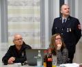 Bild: bkr
Kommandant Norbert Schlicht (stehend) stellt dem Gemeinderat das für die Oberwappenöster Wehr angedachte neue Einsatzfahrzeug vor. Kreisbrandinspektor Otto Braunreuther und Corinna Reinert von der Verwaltung verfolgen die Erläuterungen.