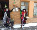 Bild: ibj
Völlig Corona-konform stößt das unentwegte Hexenpaar auf den ausgefallenen Hahnbacher Weiberfasching an.