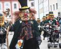 Archivbild: Gabi Schönberger
Weniger Corona als eine Sturmwarnung brachte den Faschingszug 2020 an den Rand einer Absage. Heute sind die Verantwortlichen froh, dass sie den Gaudiwurm trotzdem starten ließen.