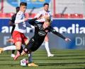 Bild: Armin Weigel/dpa
Es ging intensiv zur Sache zwischen dem SSV Jahn und Fortuna Düsseldorf. In dieser Szene foult David Otto (links), Torschütze zum 1:0 für Regensburg, und Felix Klaus.