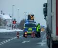 Bild: Bernd März/dpa
Die Polizei kontrolliert am Grenzübergang Autofahrer, die aus Tschechien kommen.